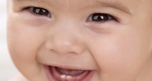 Cuándo y cómo salen los dientes de bebé